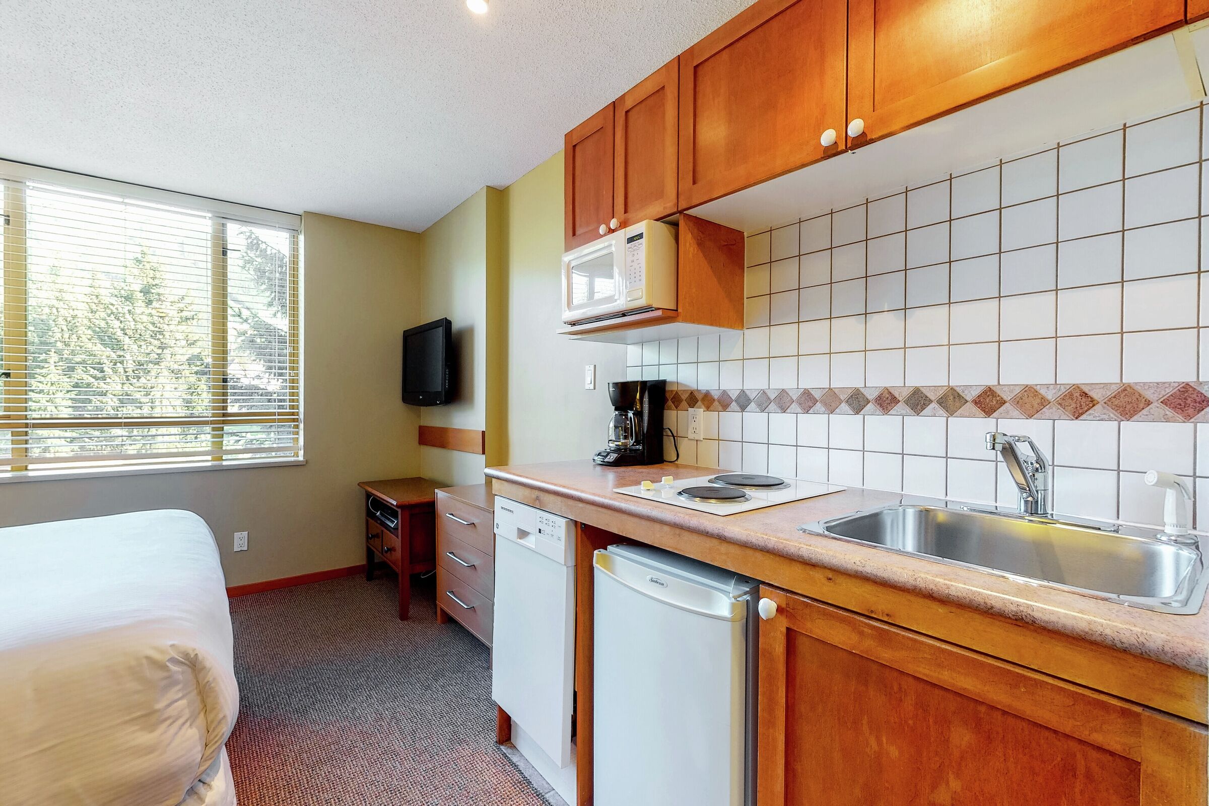 #208 - Studio Kitchenette