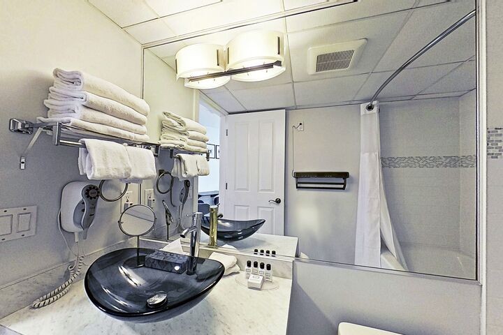 #610 - Studio Bathroom