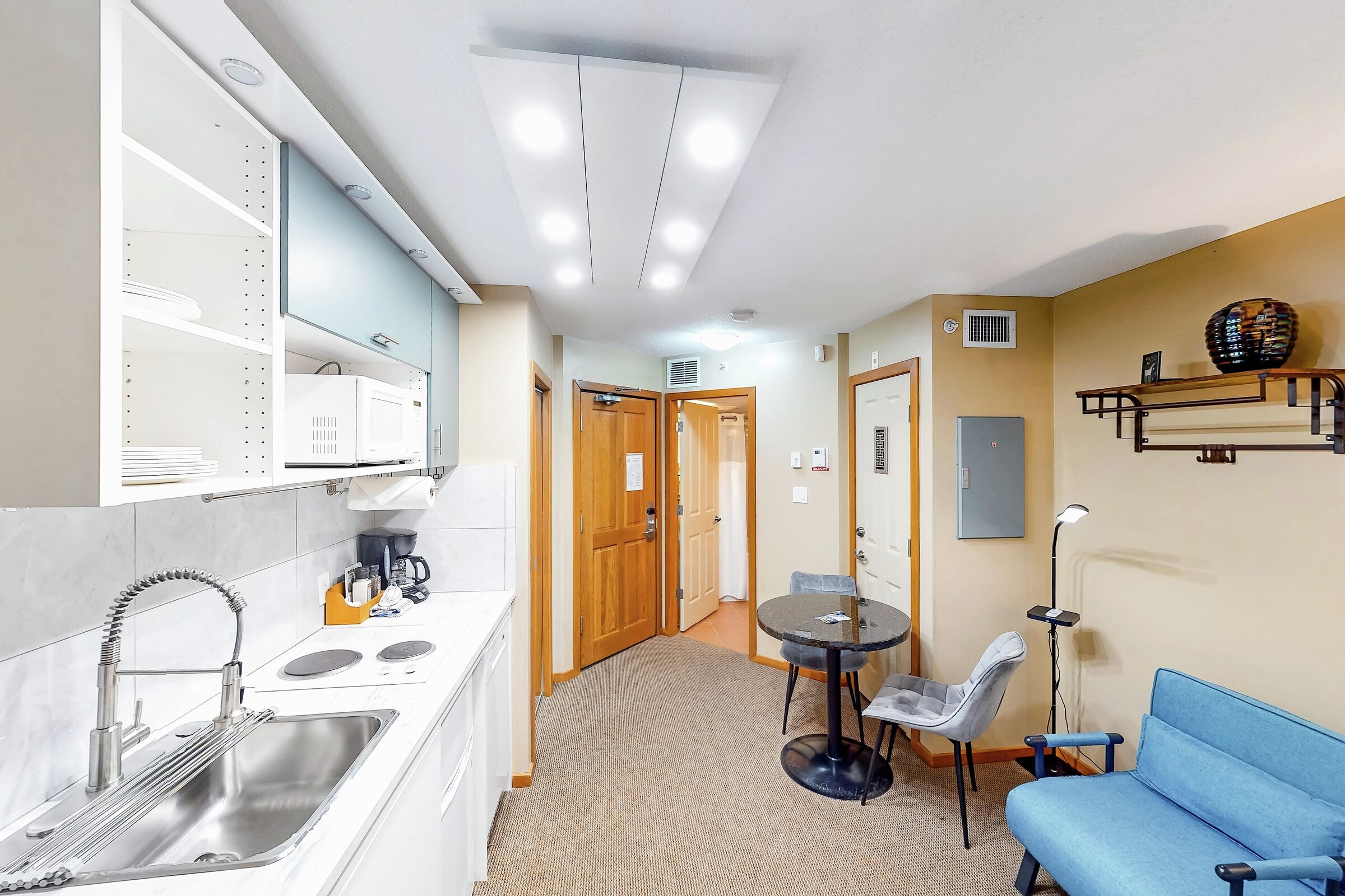 Studio Dining Area & Kitchenette