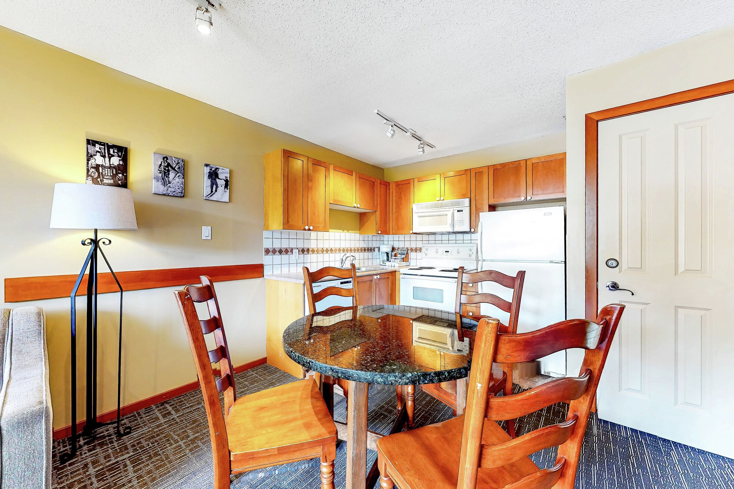 Dining Area & Kitchen