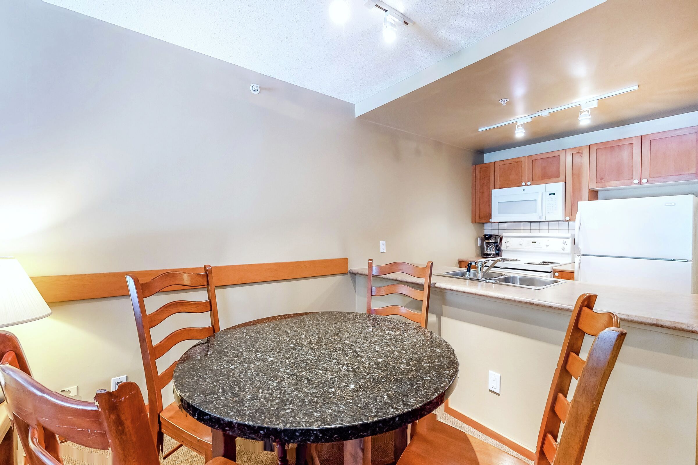 Dining Area & Kitchen