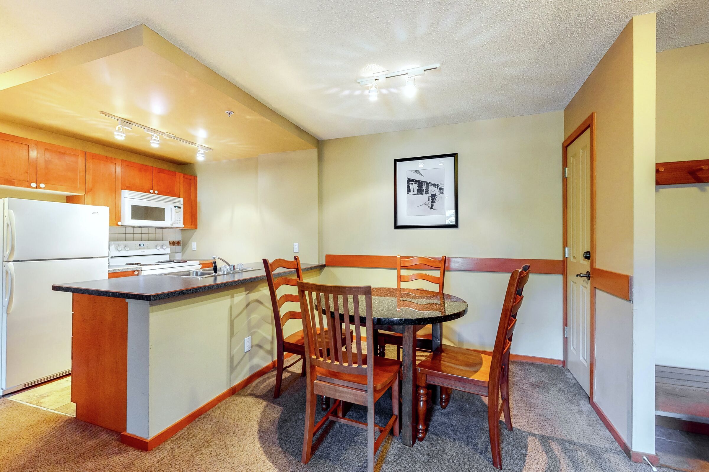 Dining Area & Kitchen