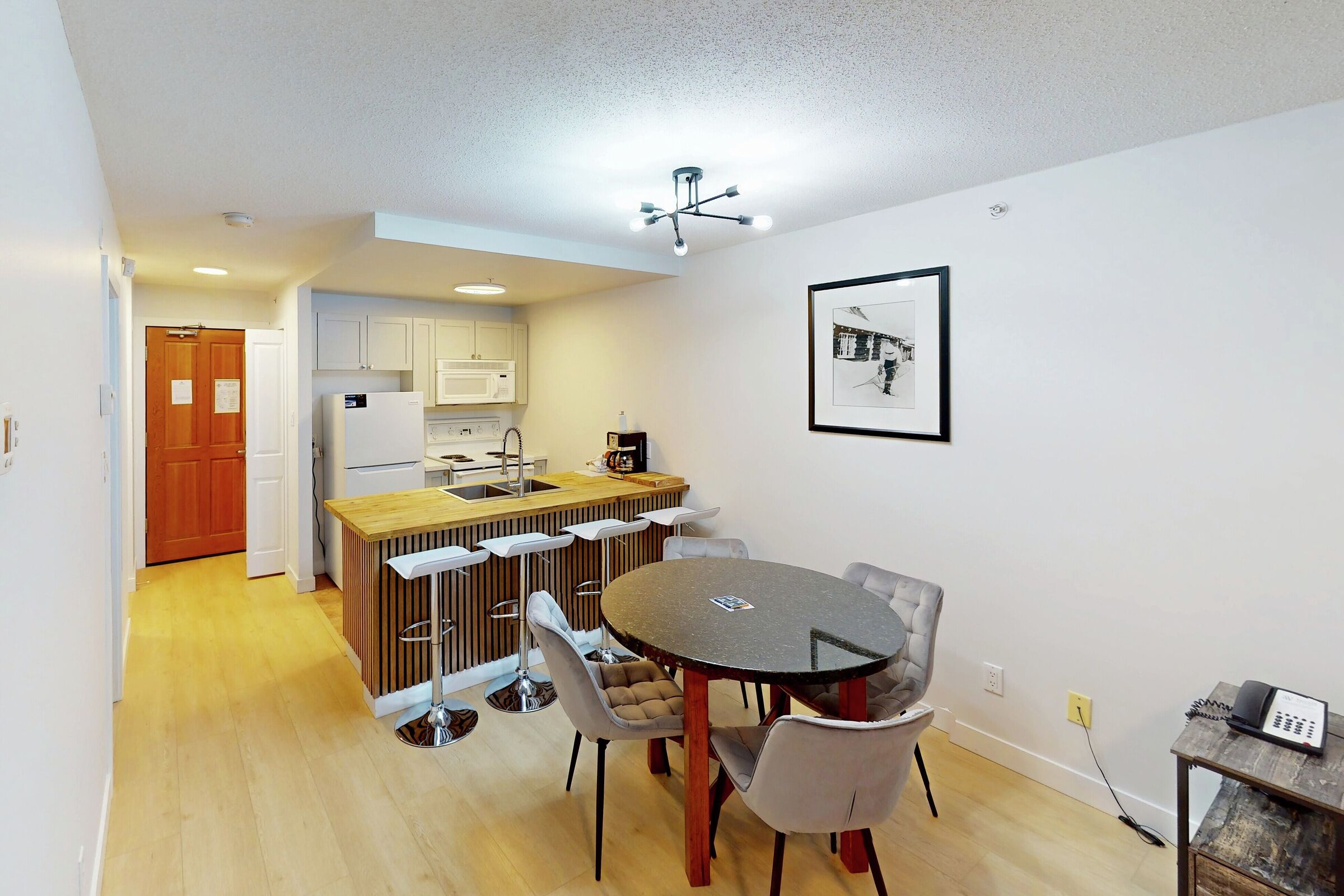 Dining Area & Kitchen
