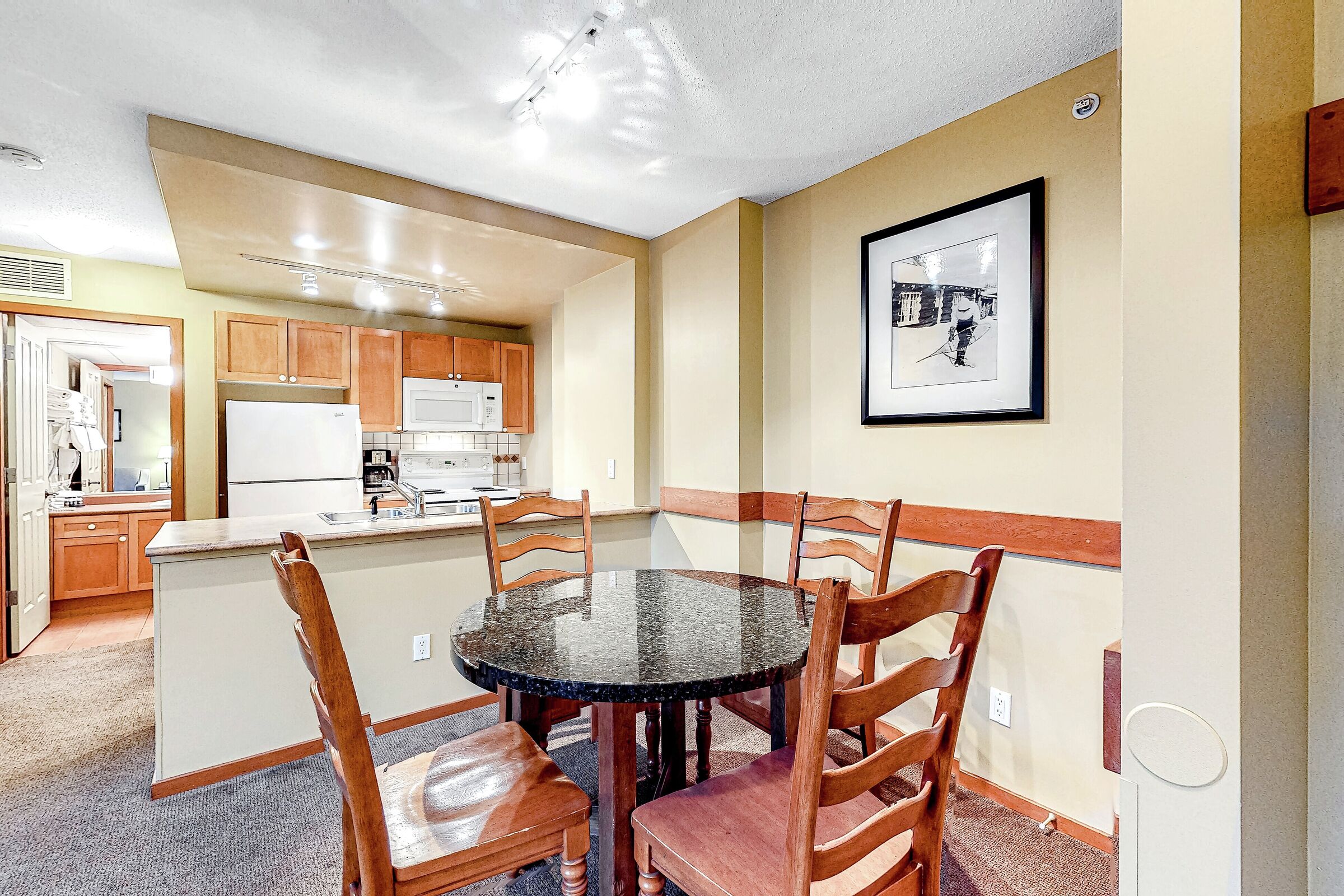 Dining Area & Kitchen