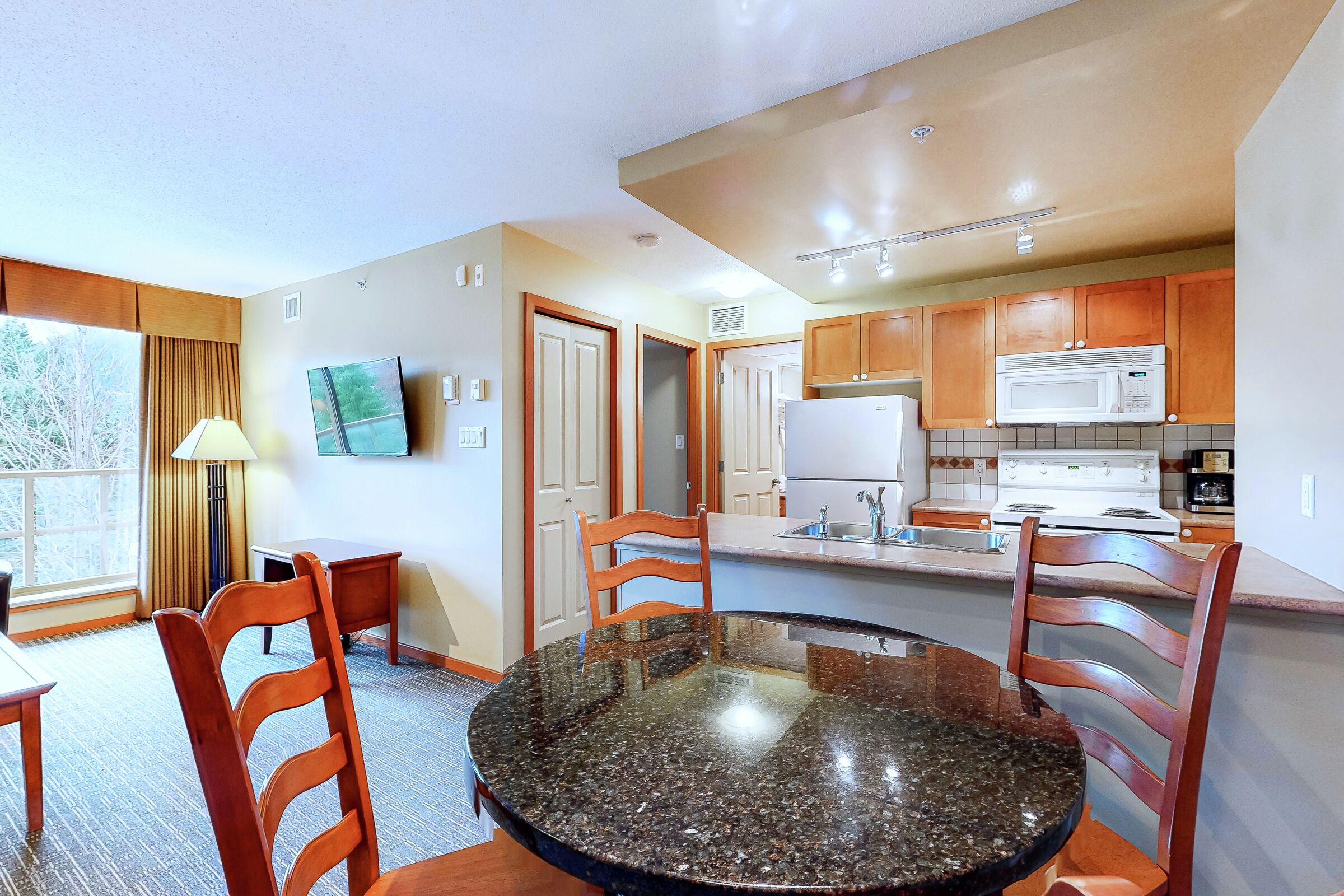Dining Area & Kitchen