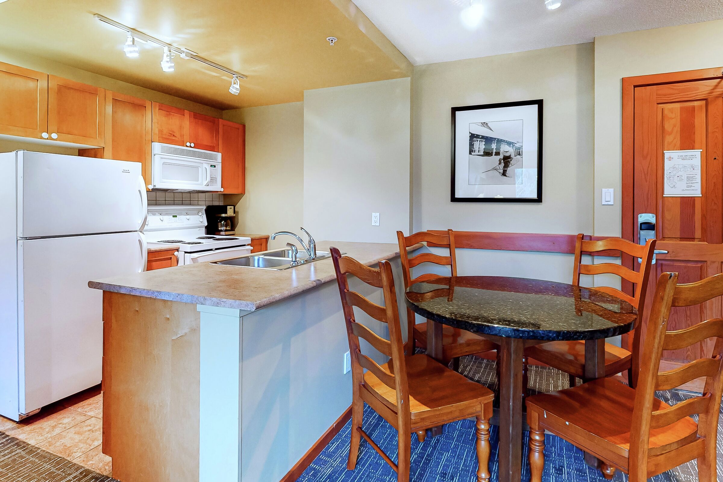 Dining Area & Kitchen