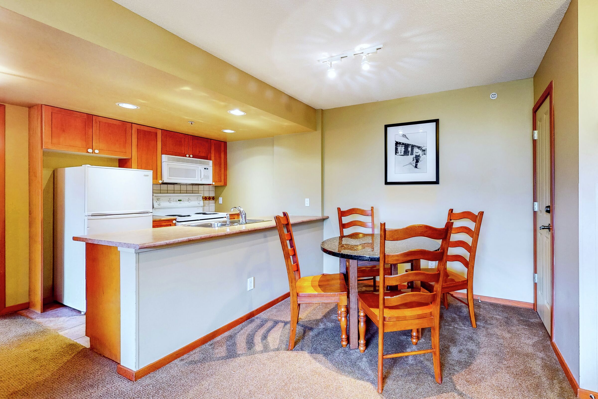 Dining Area & Kitchen