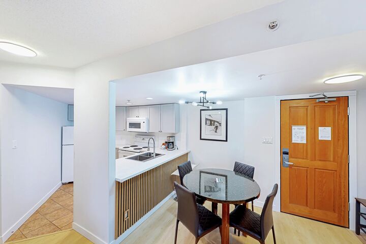 #512 - Dining Area & Kitchen