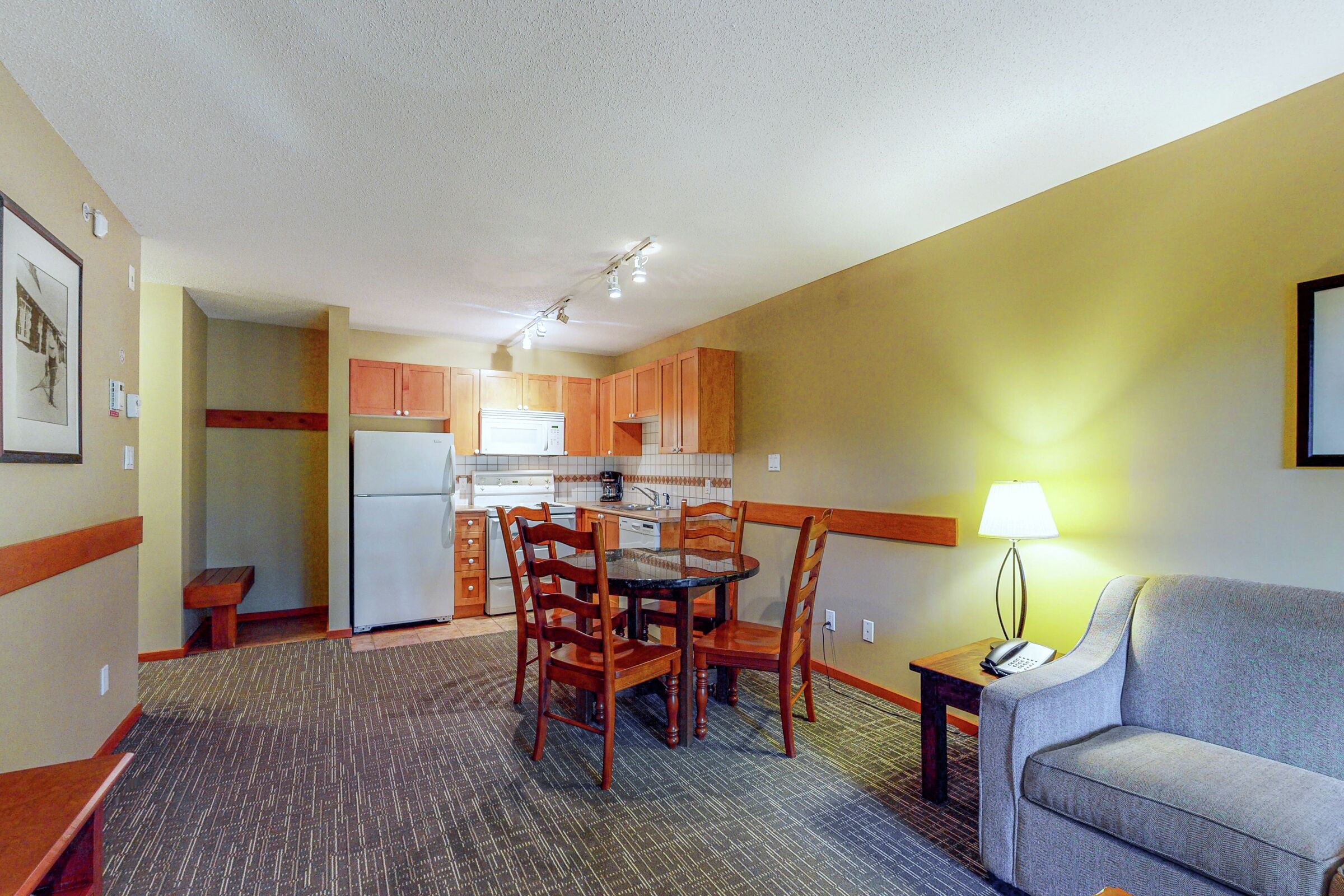 Dining Area & Kitchen