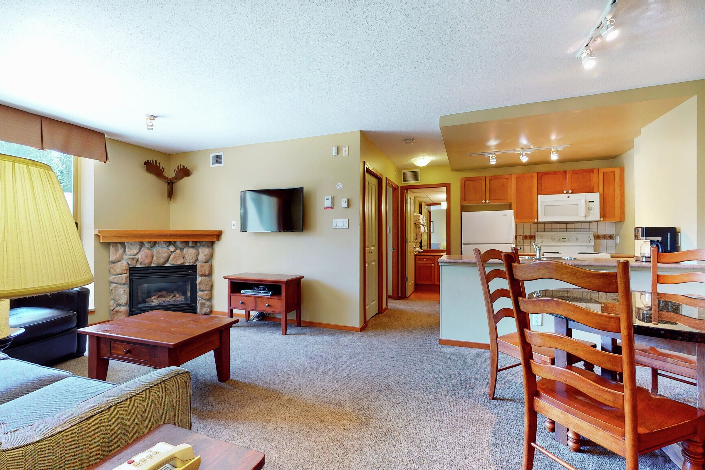 #402/404 - Living Area