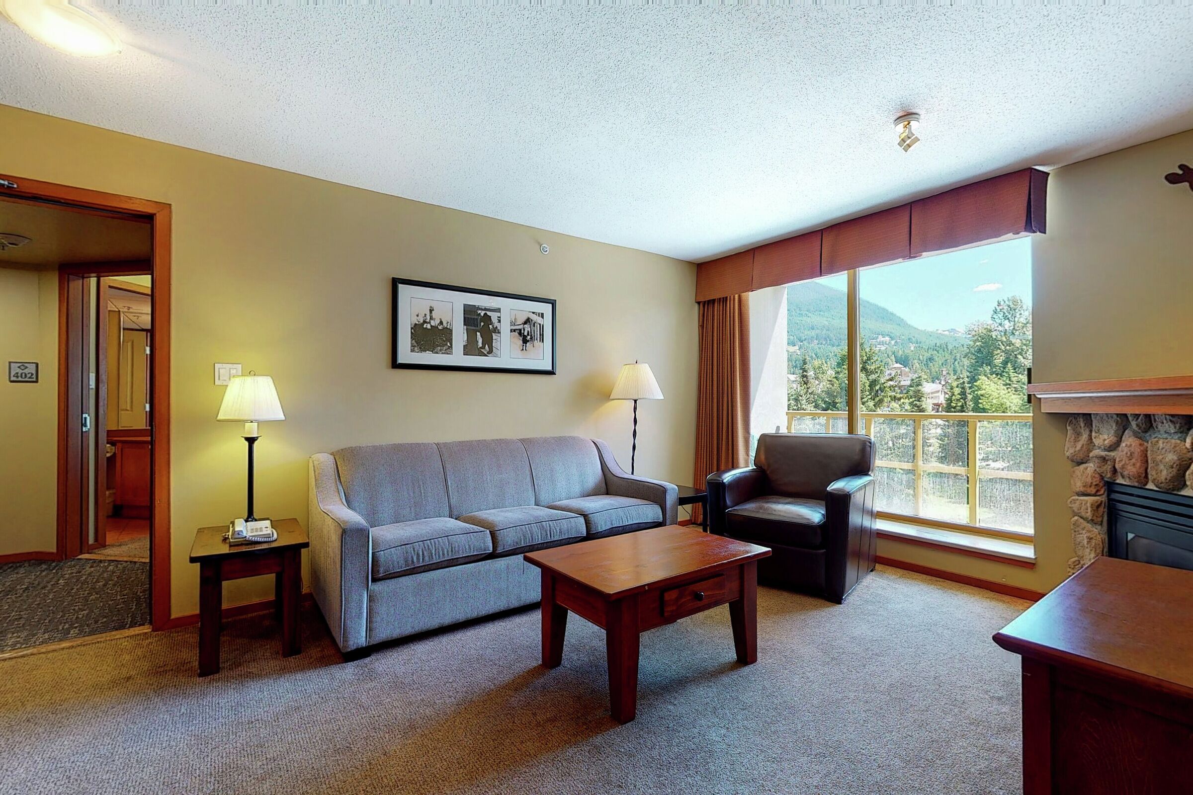 #402/404 - Living Area