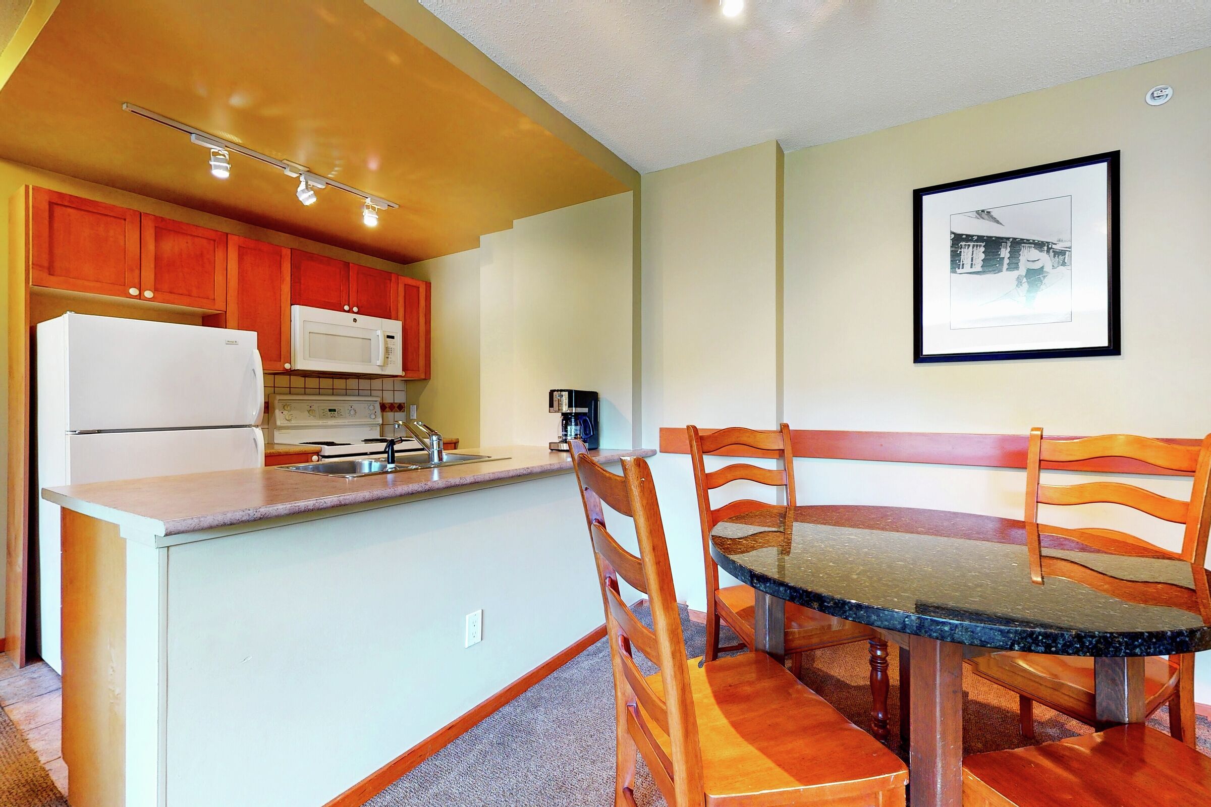 #402/404 - Dining Area & Kitchen