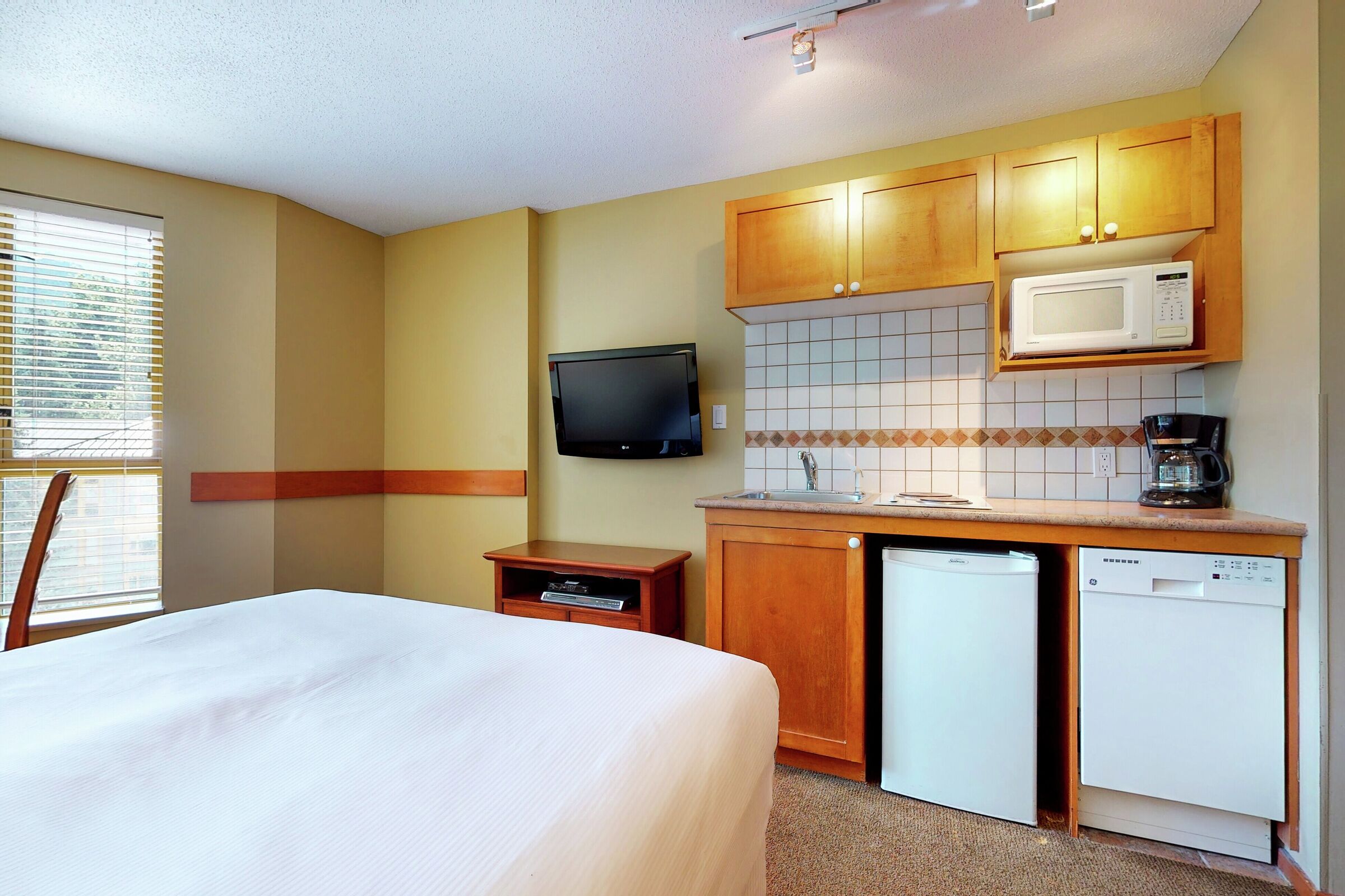 #402/404 - Studio Kitchenette