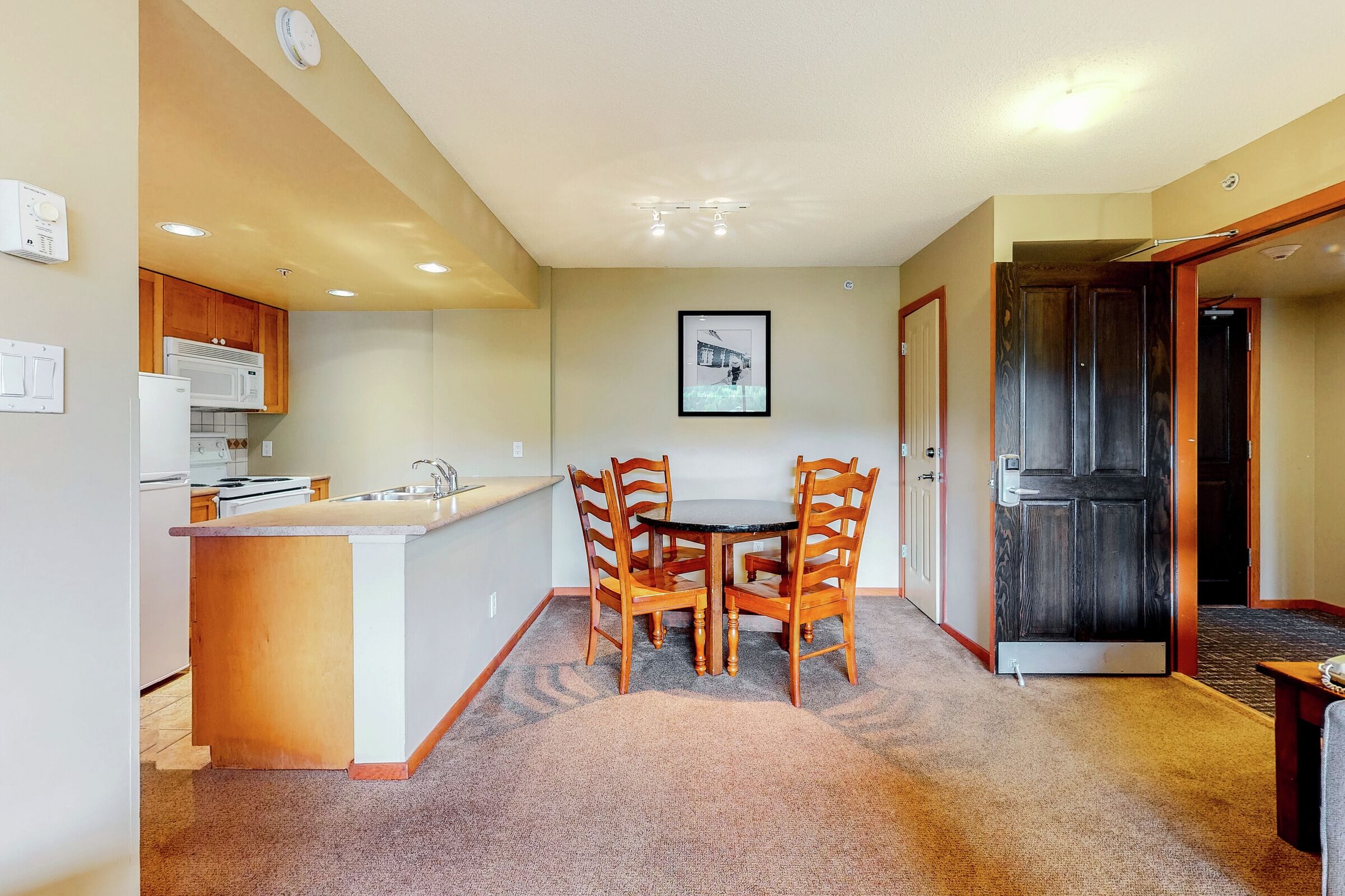 Dining Area & Kitchen