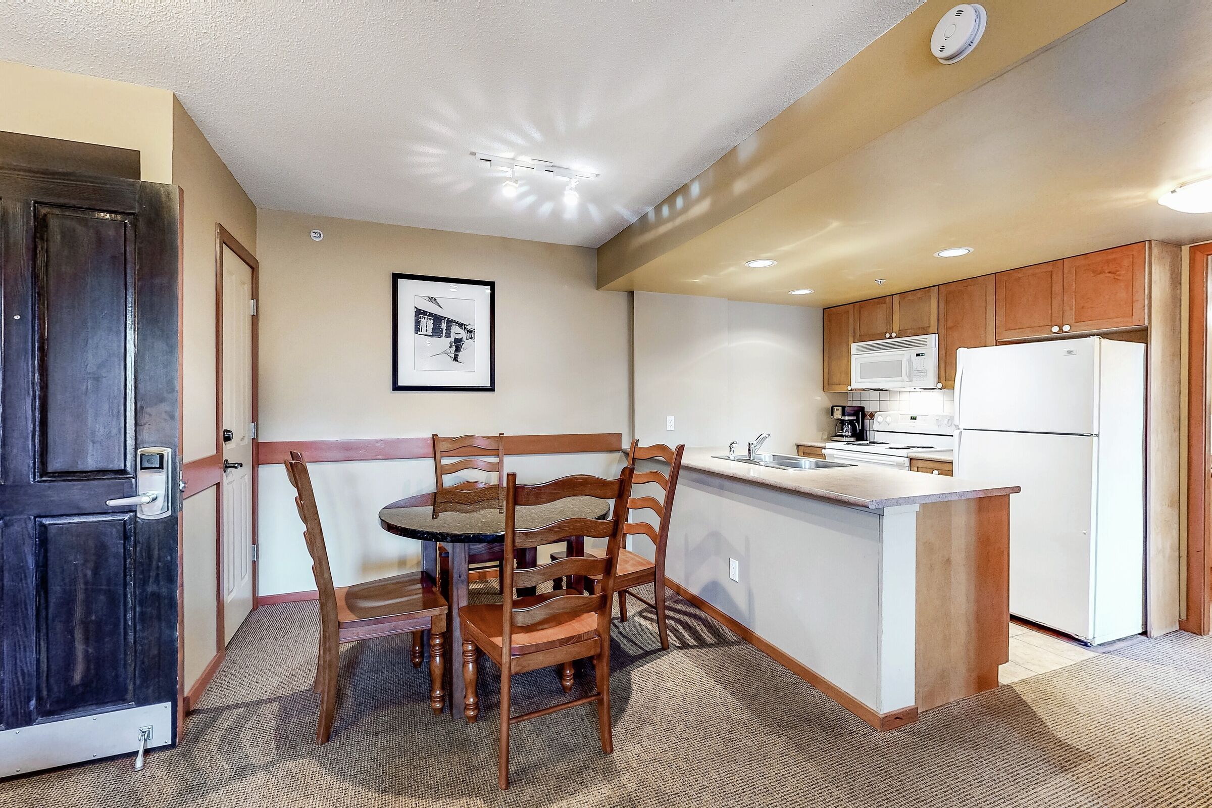 Dining Area & Kitchen