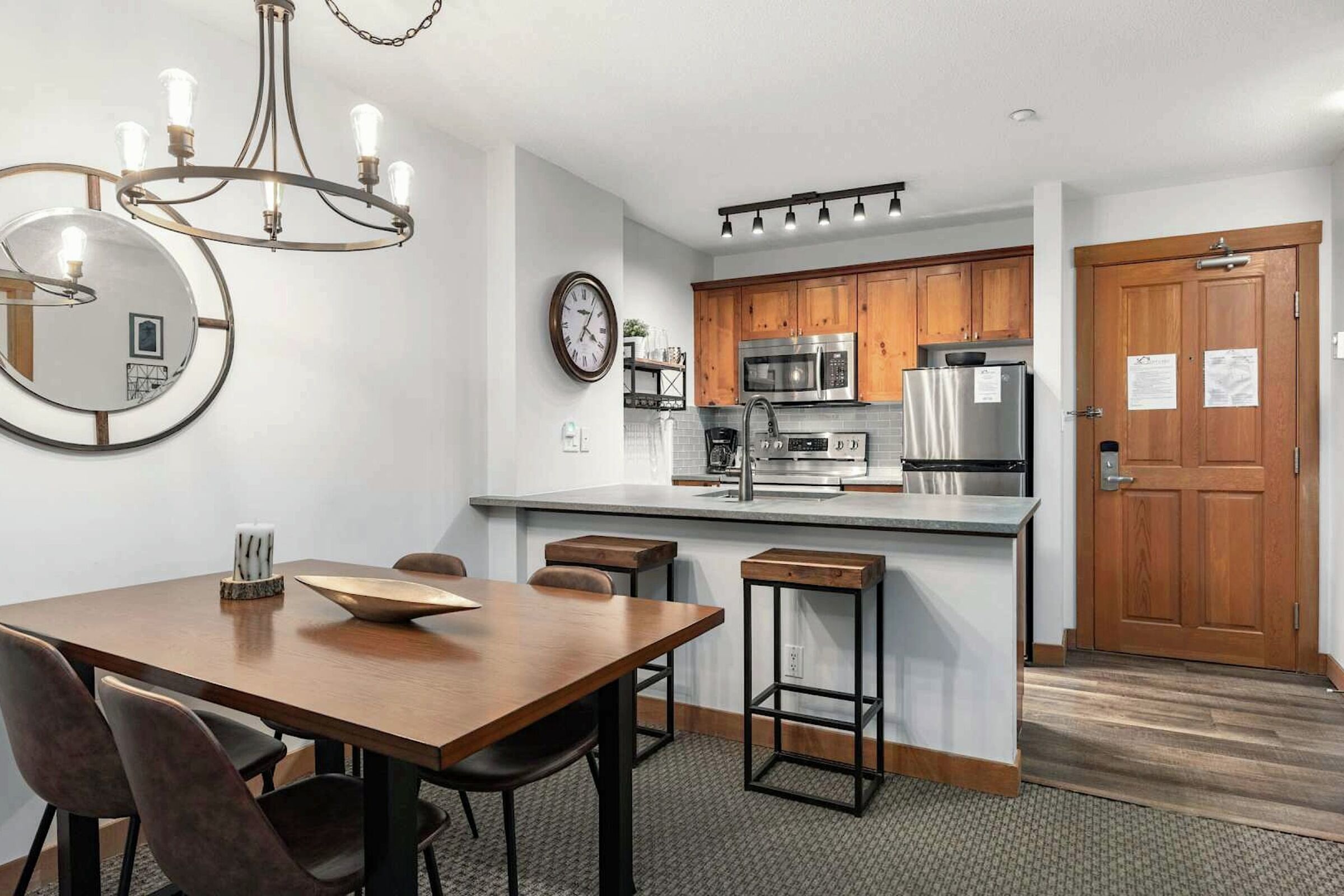 #412 - Dining Room & Kitchen