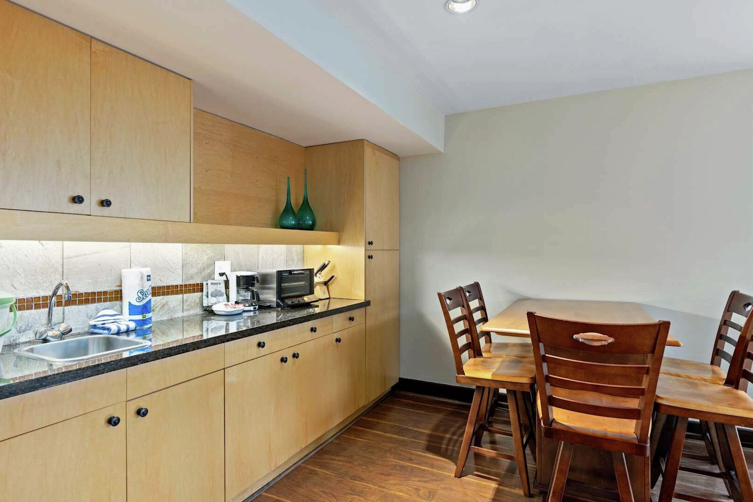 Dining Room & Kitchenette