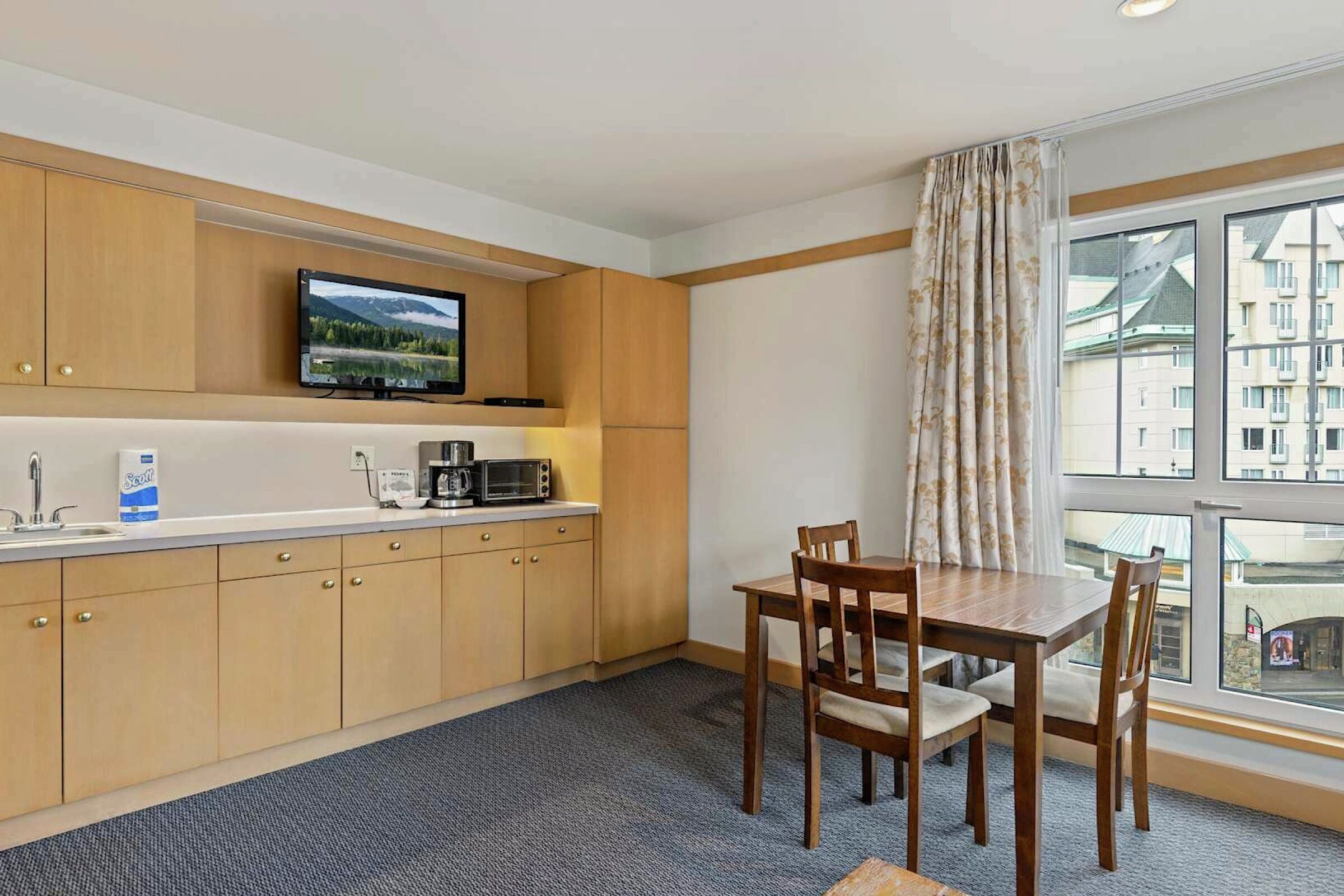 Dining Room & Kitchenette
