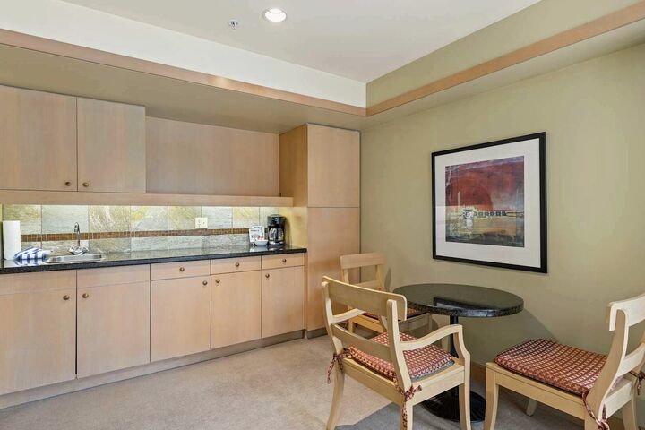 Dining Room & Kitchenette