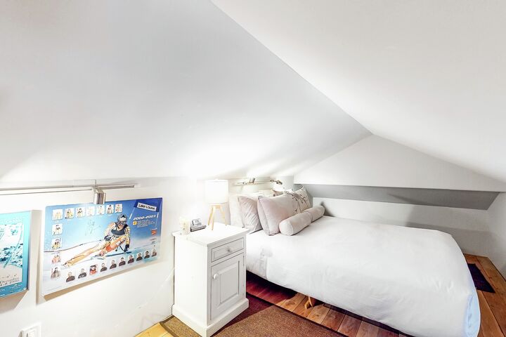 #16 - Coach House - Loft Bedroom