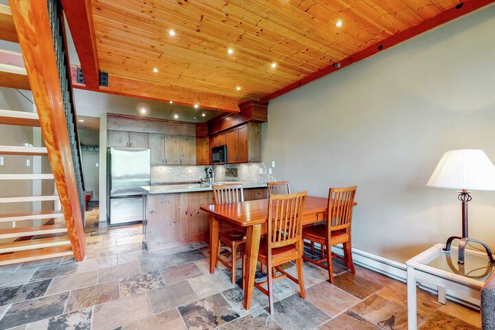 #315 - Studio Dining Area & Kitchen