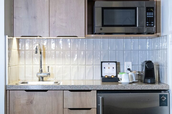 Deluxe Queen Suite Wet Bar