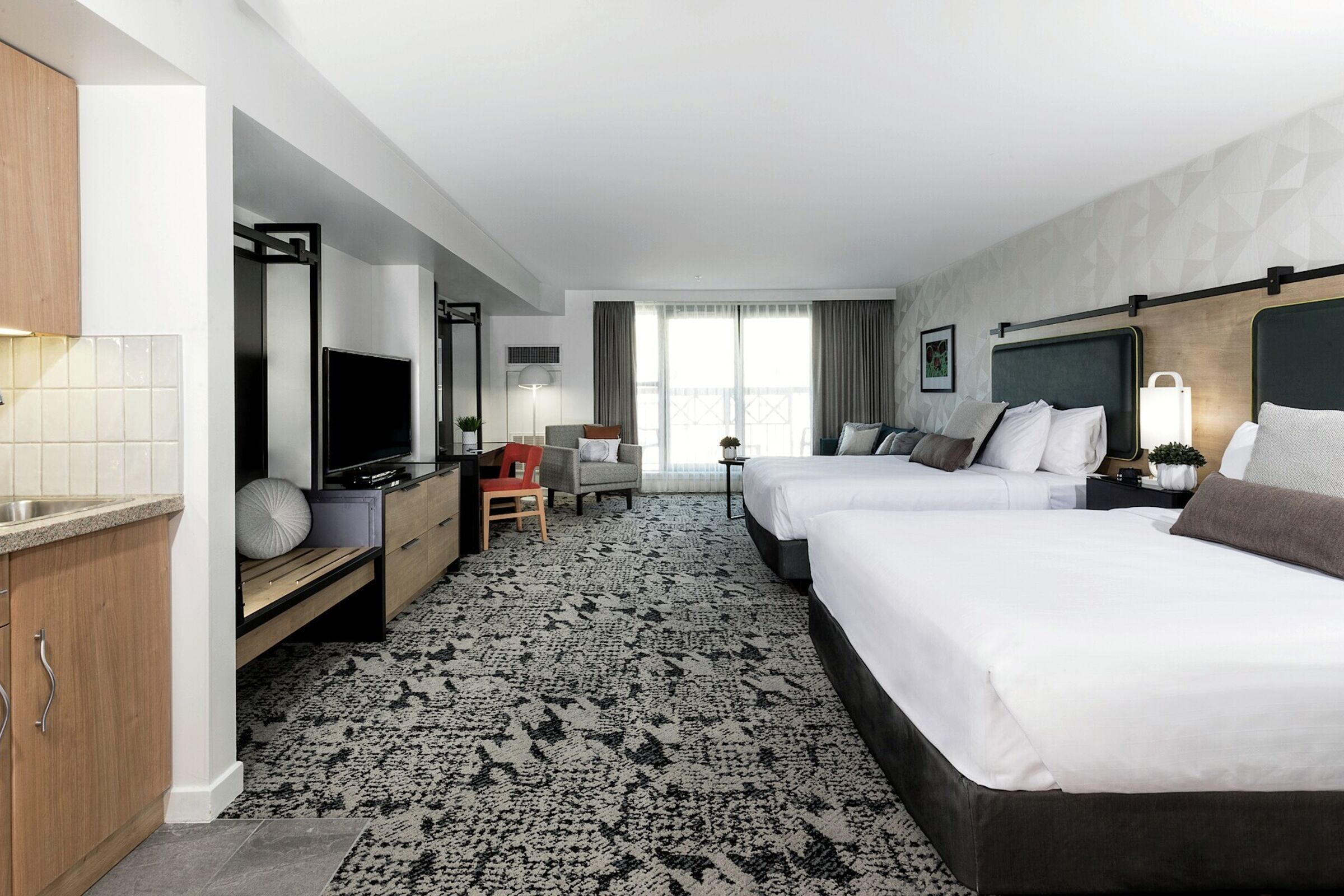 Deluxe Queen Suite