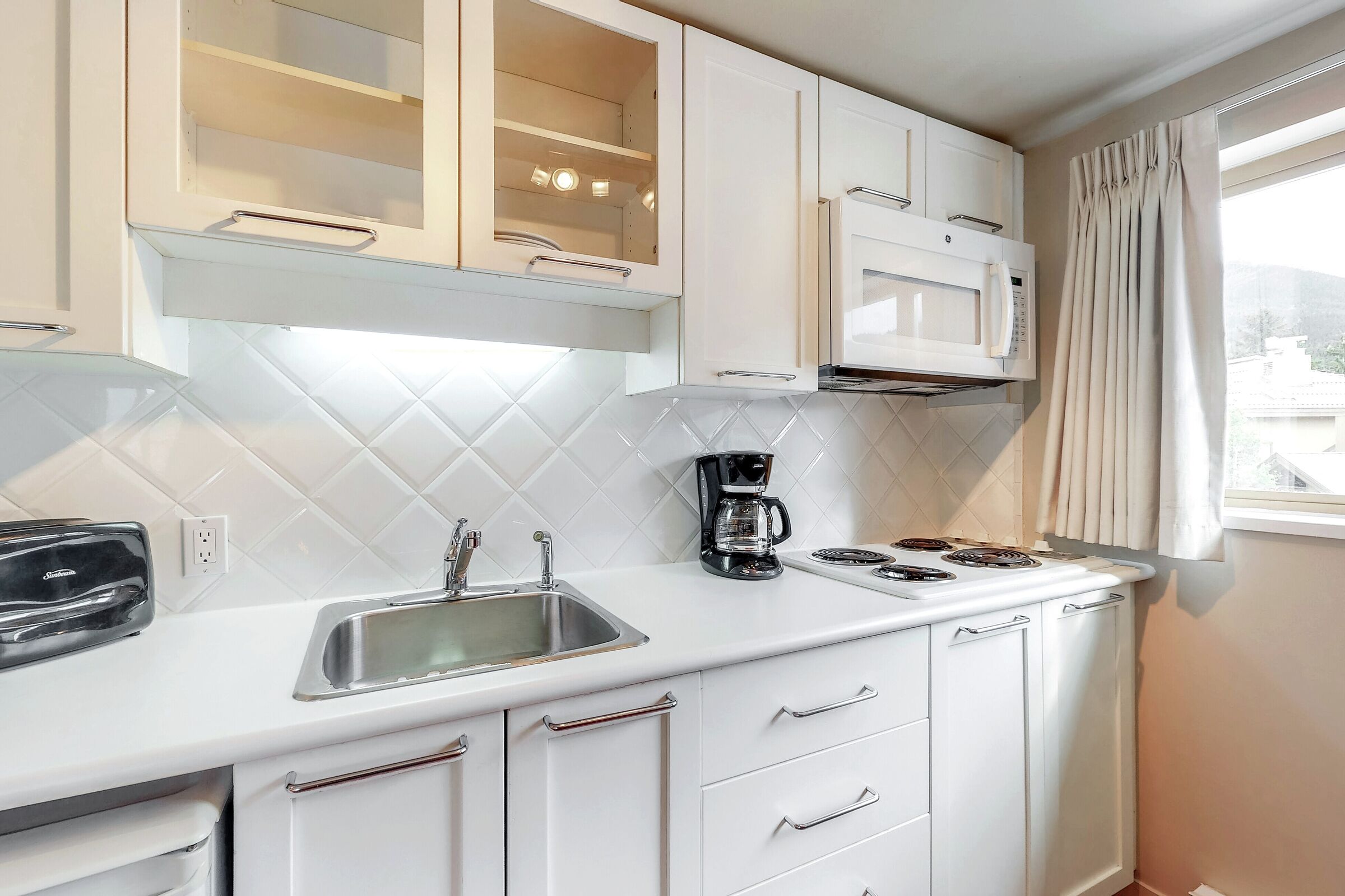 #602 - Studio Kitchenette
