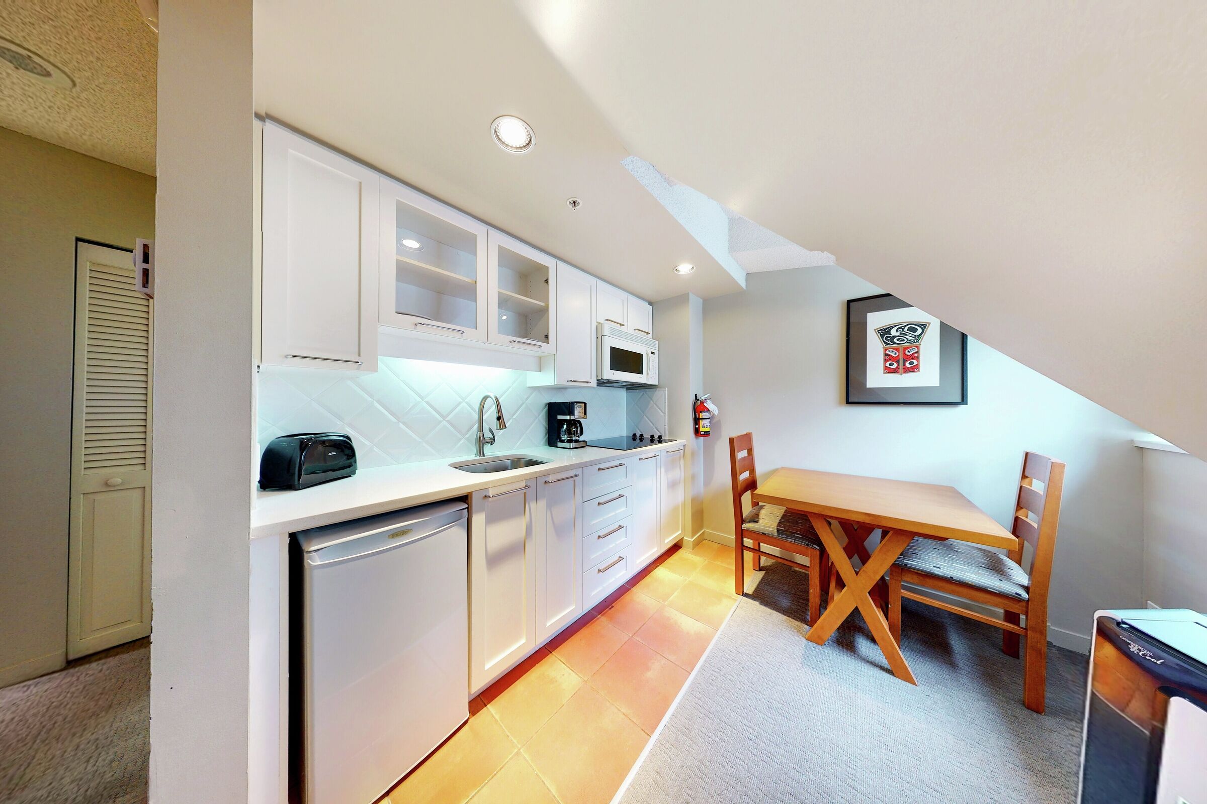 Studio Dining Area & Kitchenette