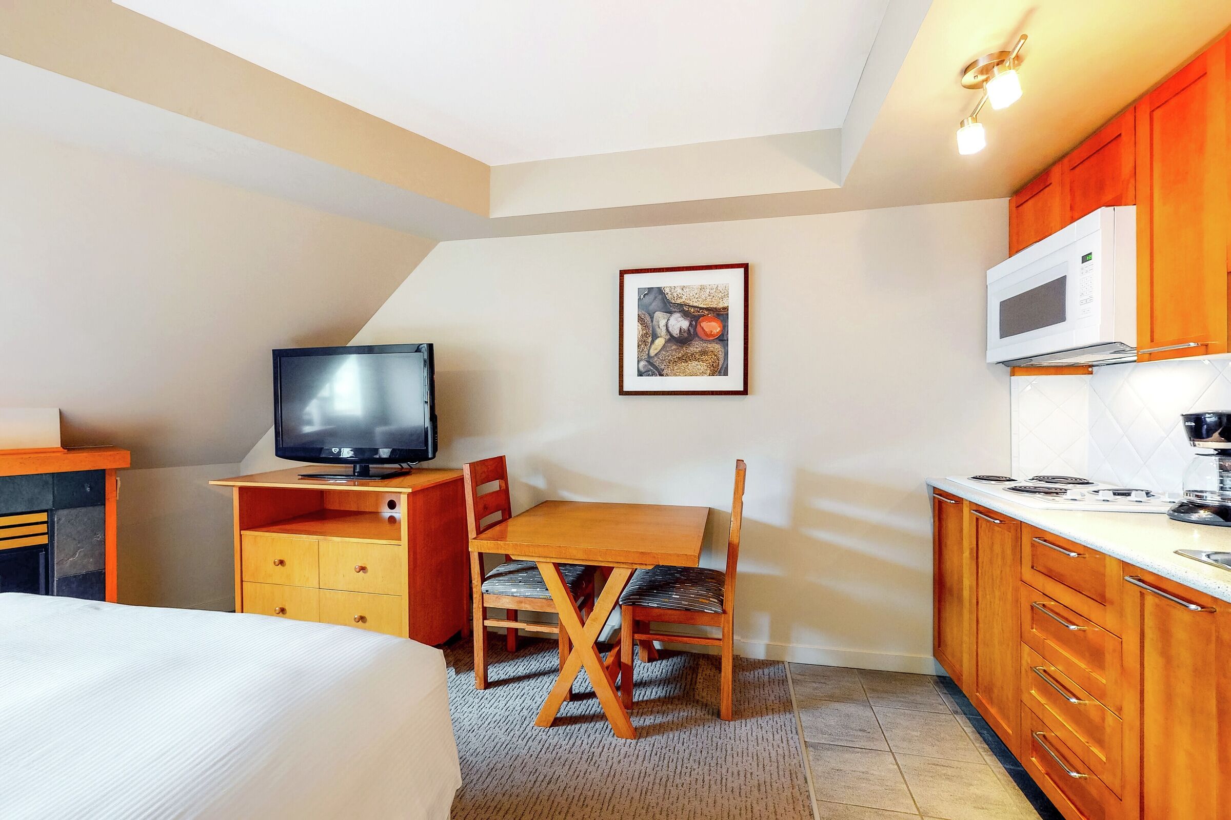 #610 - Studio Dining Area & Kitchenette