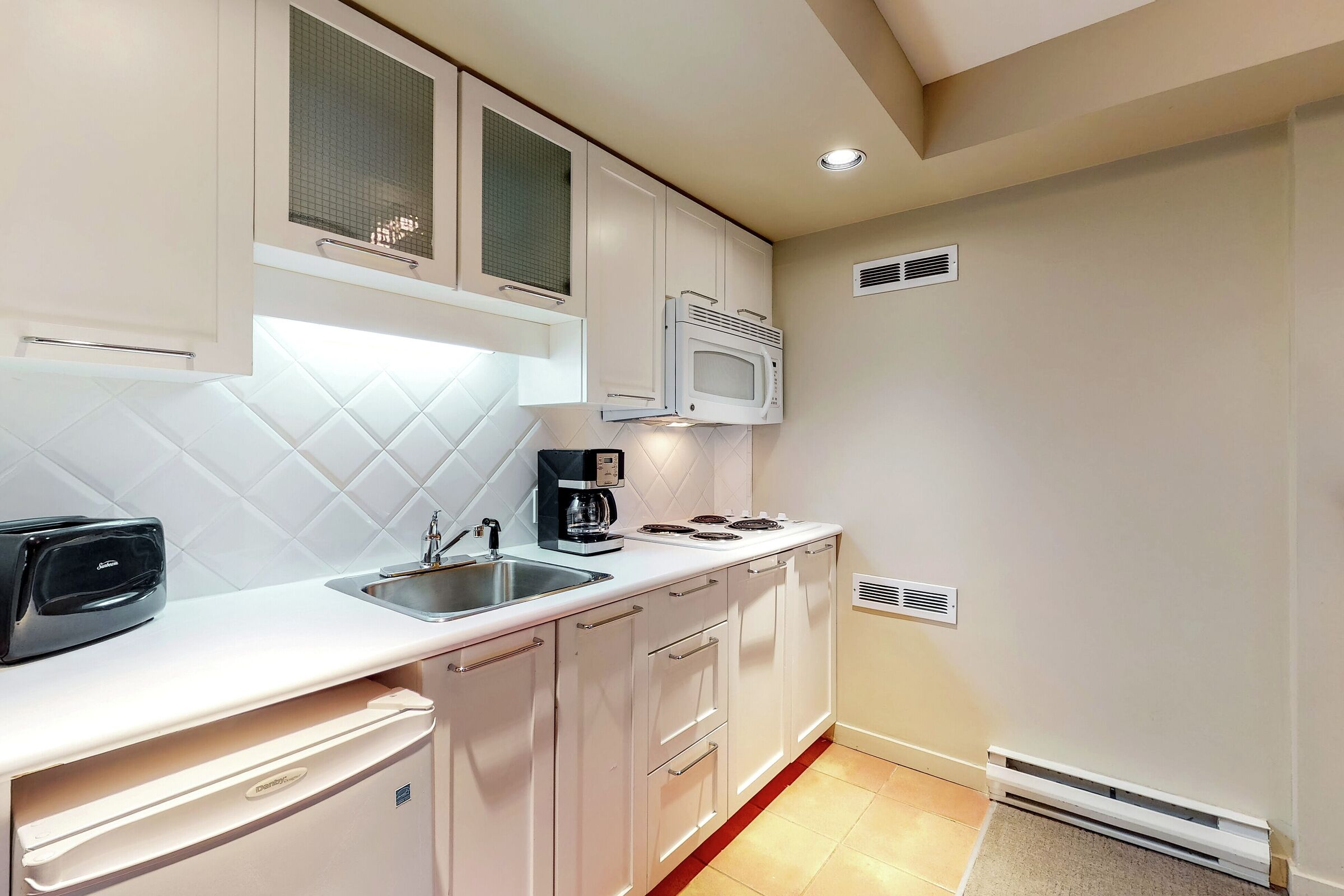 #523 - Studio Kitchenette
