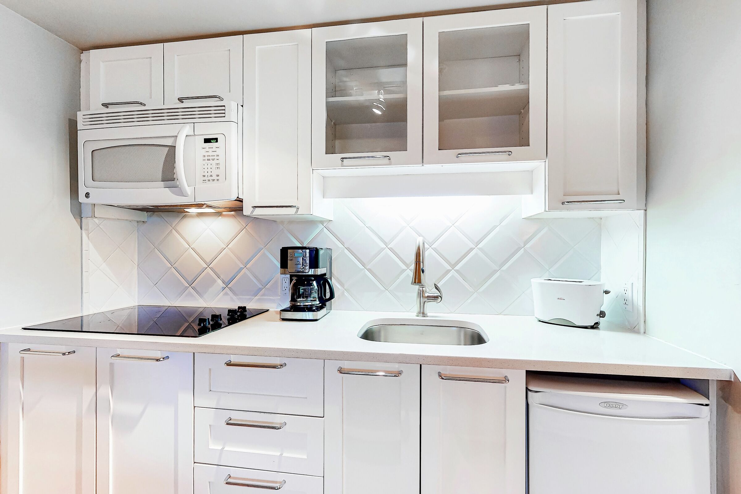 #608 - Studio Kitchenette