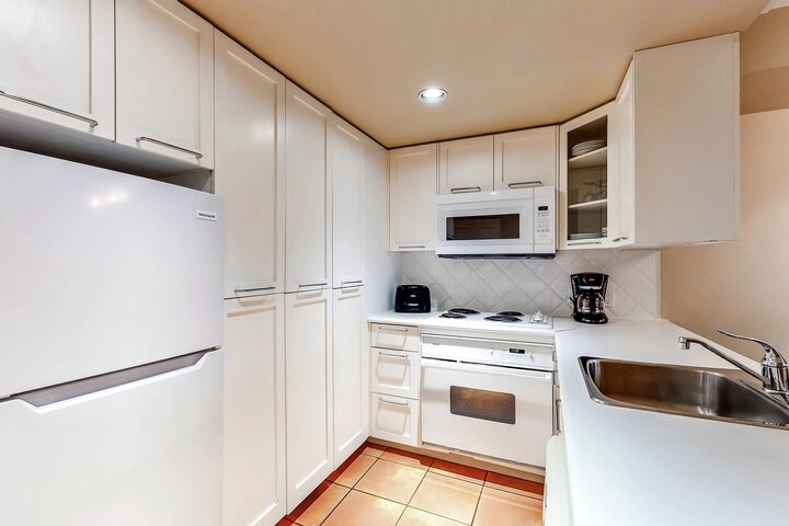 #208 - Studio Kitchen