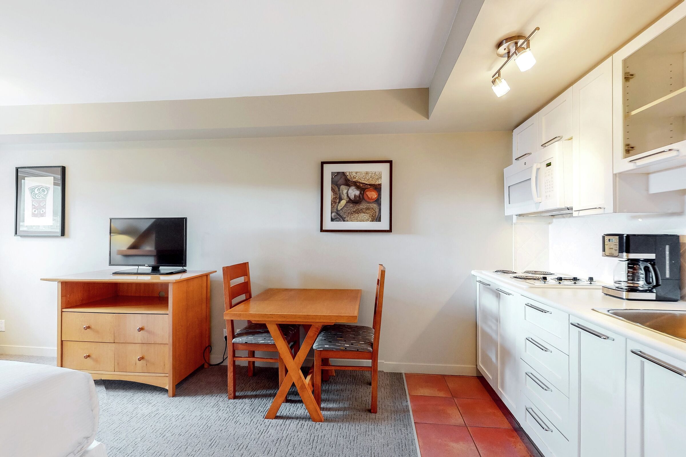 #604 - Studio Dining Area & Kitchenette