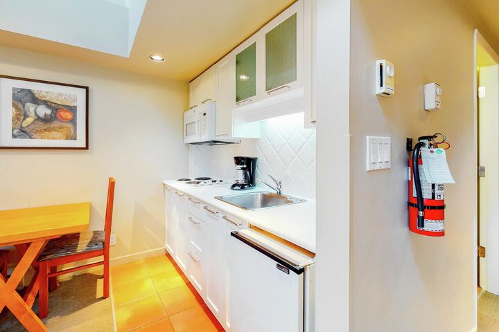 #616 - Studio Kitchenette