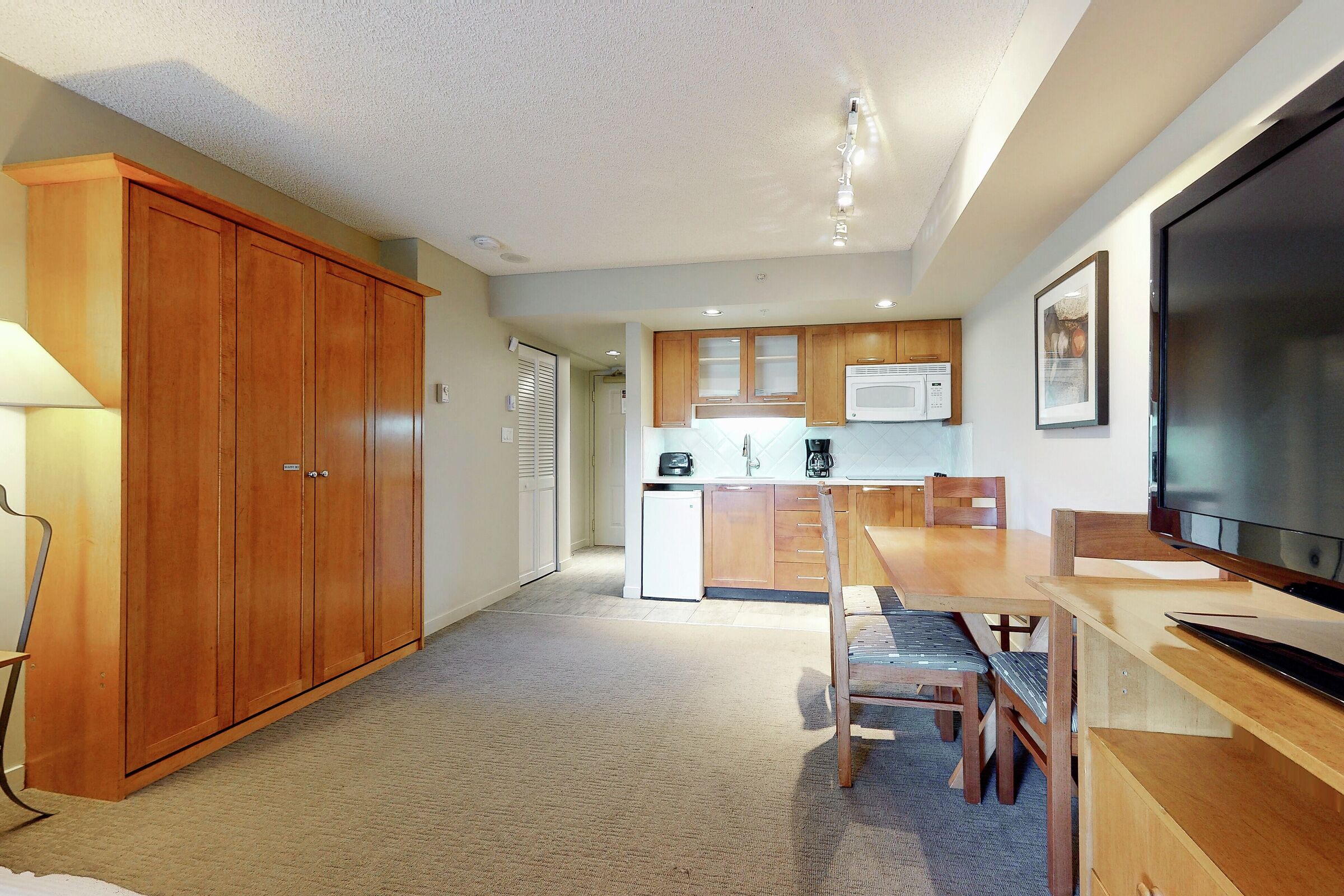 #504 - Studio Dining Area & Kitchenette
