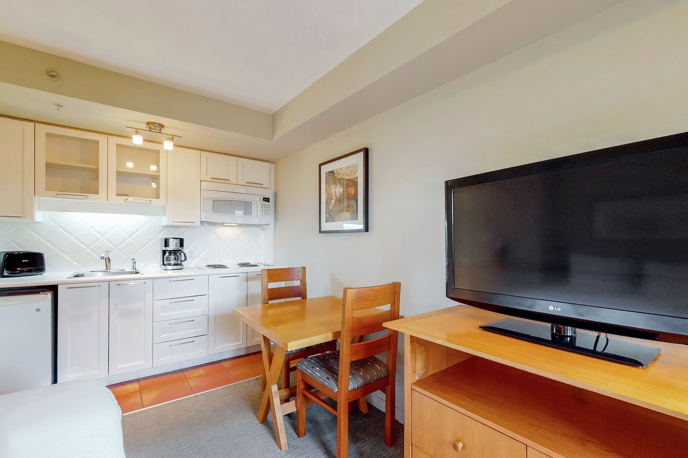 #603 - Studio Dining Area & Kitchenette
