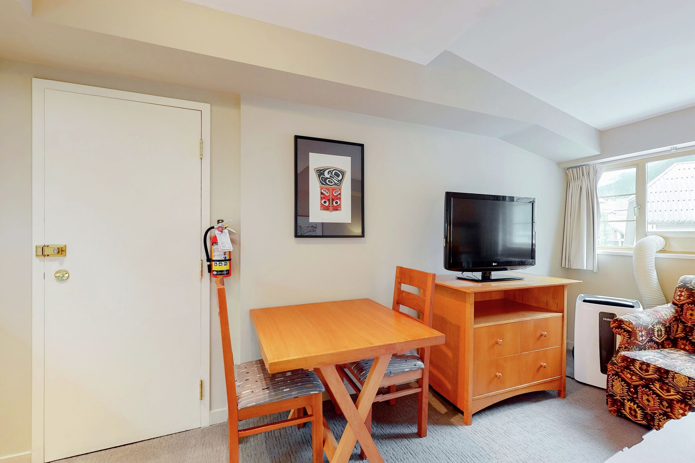 #524 - Studio Dining Area