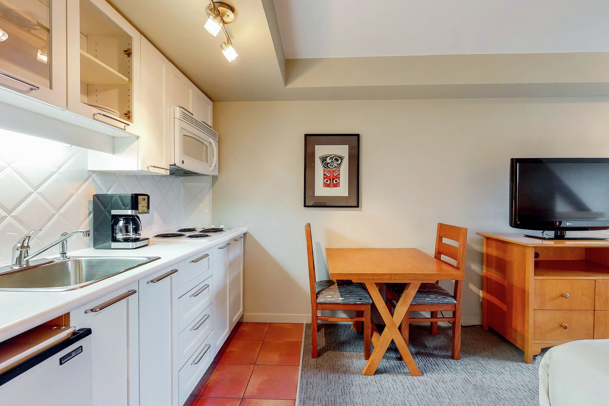 #607 - Studio Dining Area & Kitchenette