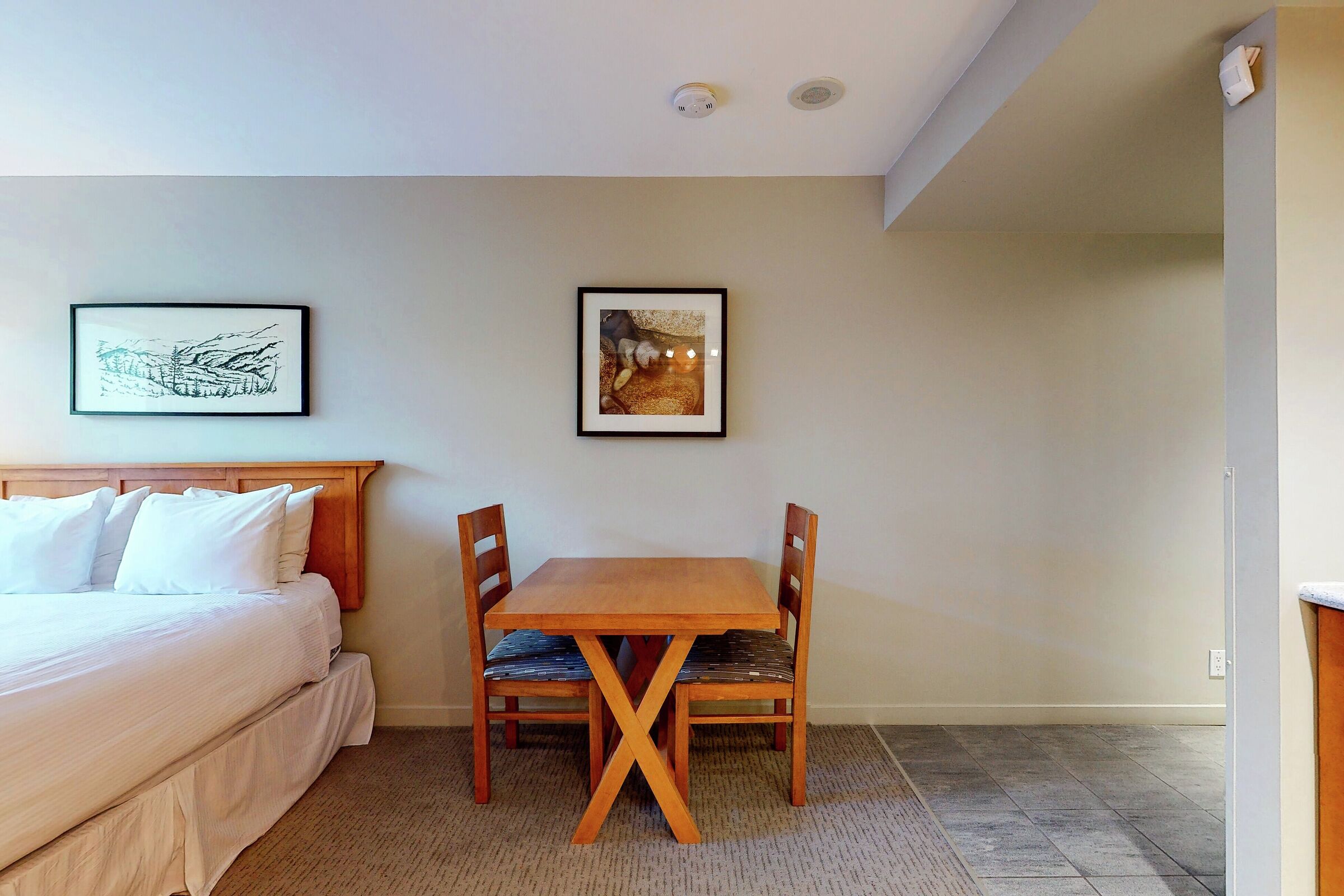 #423 - Studio Dining Area