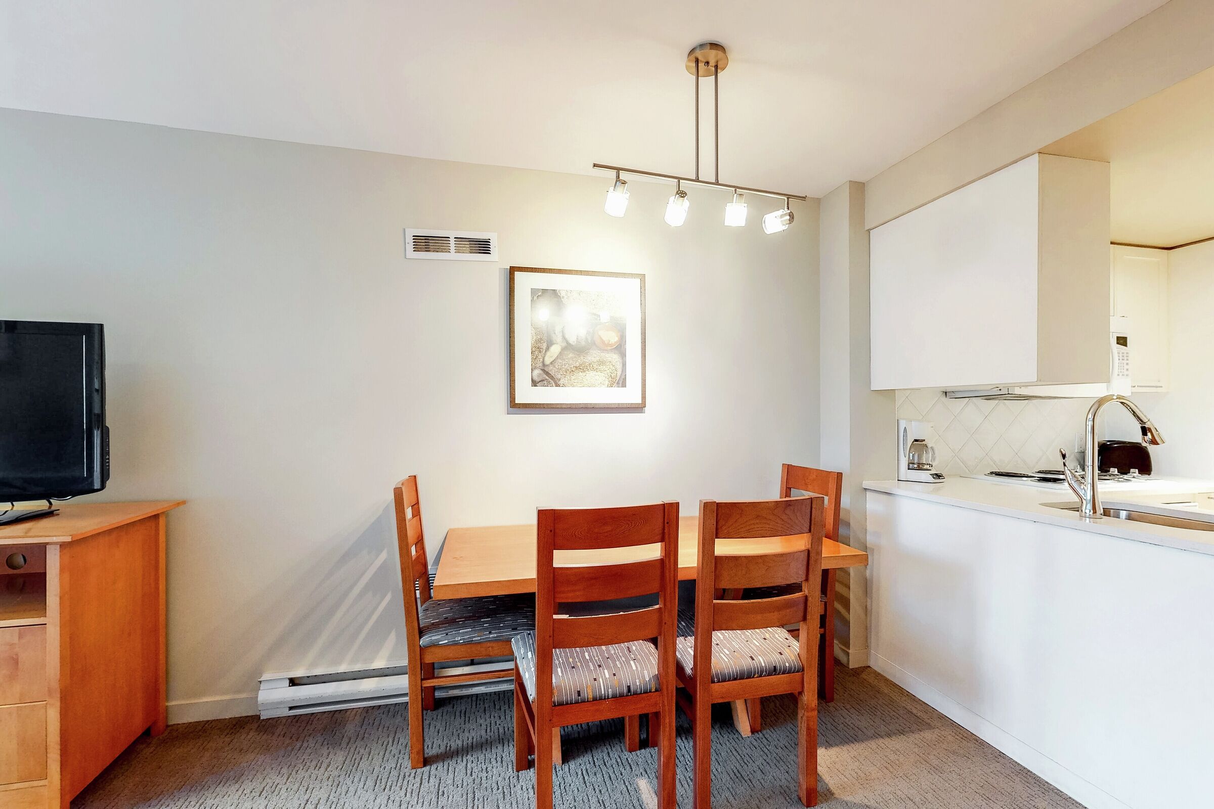 #425 - Studio Dining Area