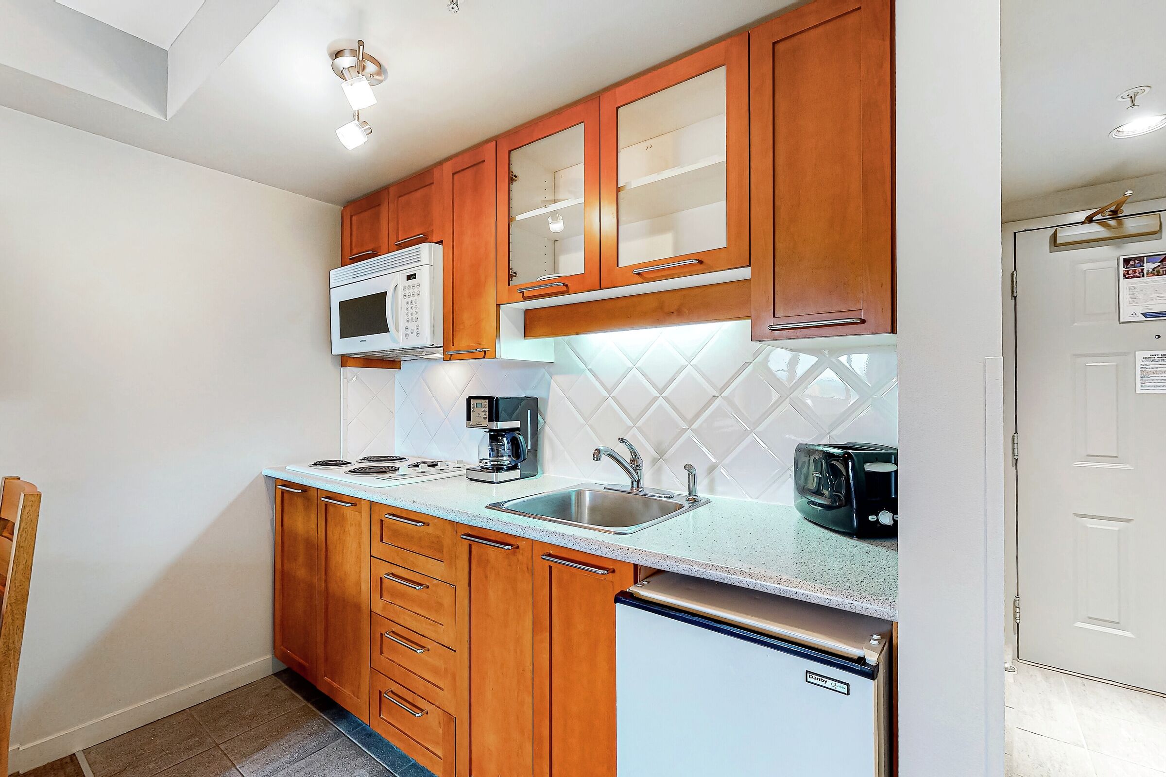 #606 - Studio Kitchenette