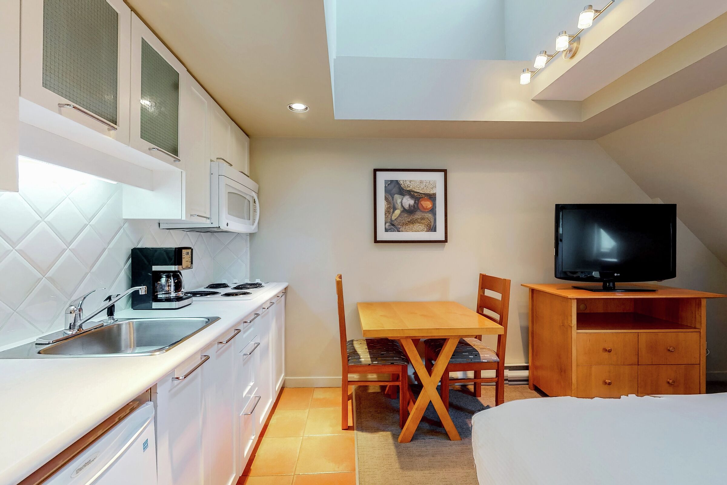 #617 - Studio Dining Area & Kitchenette