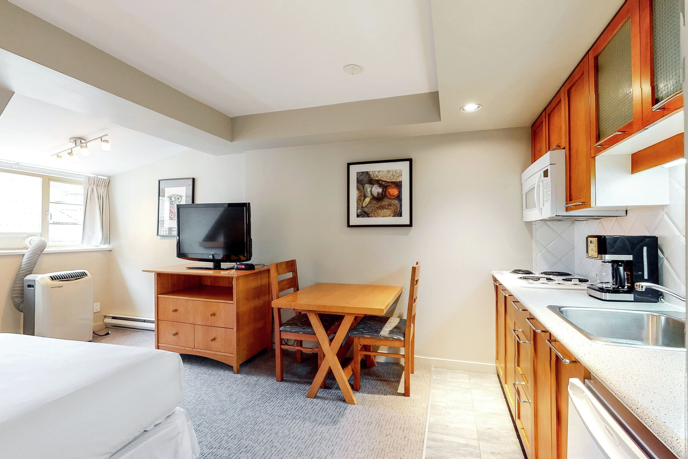 #527 - Studio Dining Area & Kitchenette