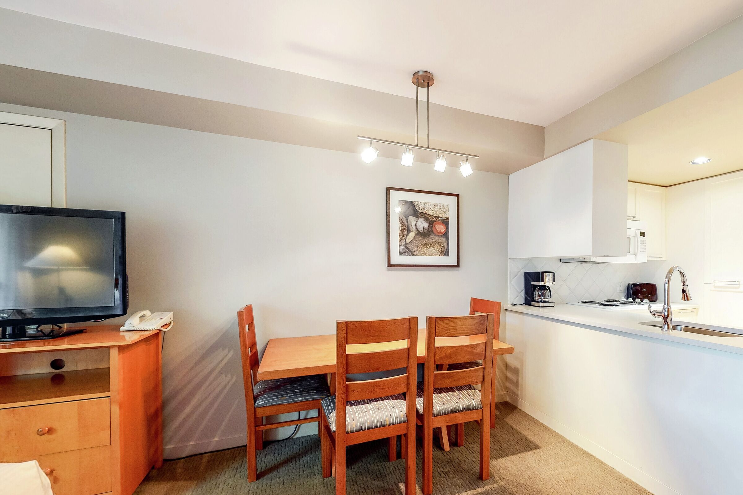 #422 - Studio Dining Area