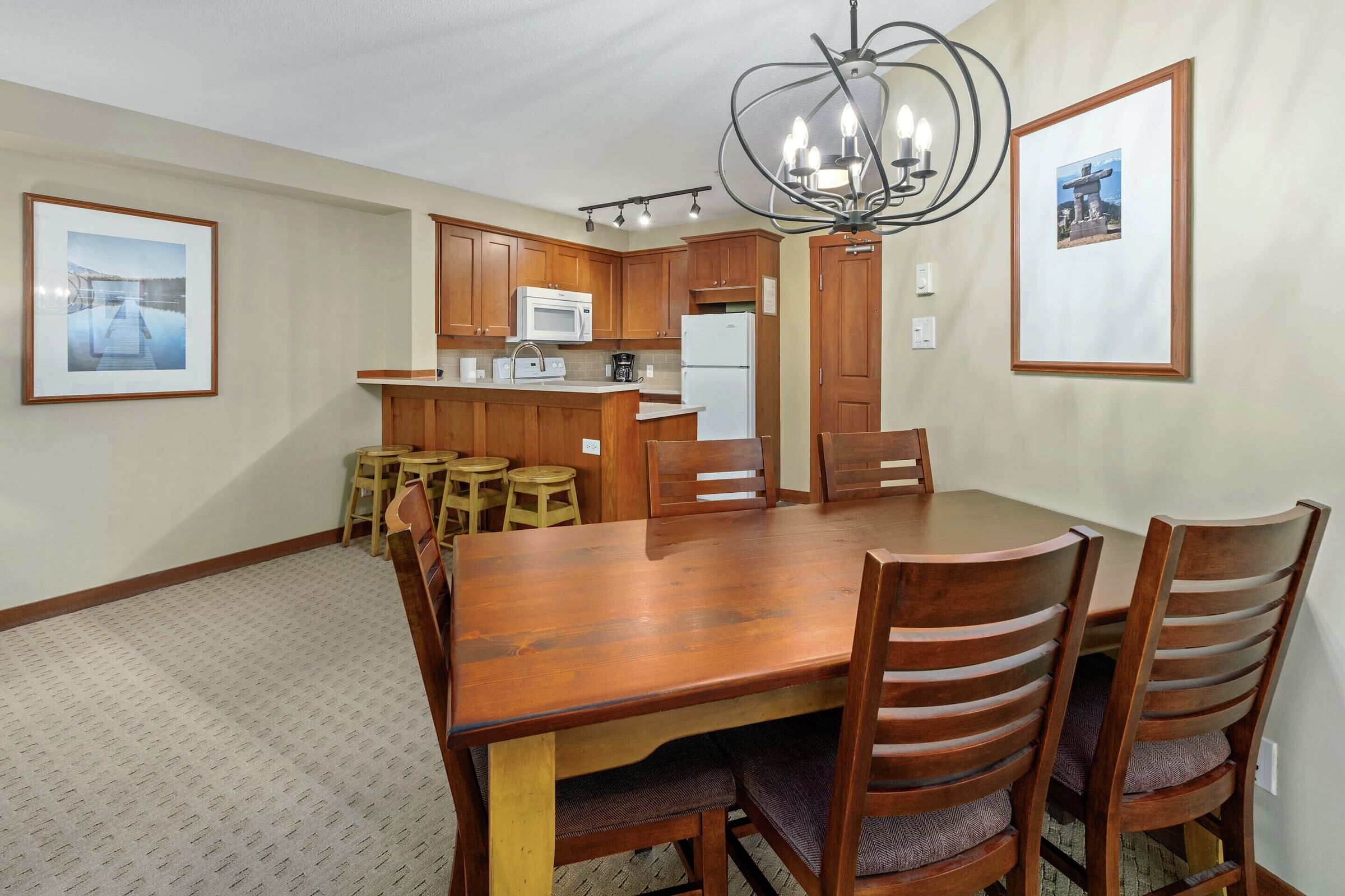 Dining Area & Kitchen