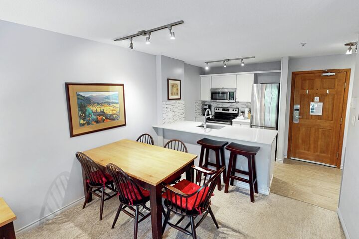 Dining Area & Kitchen