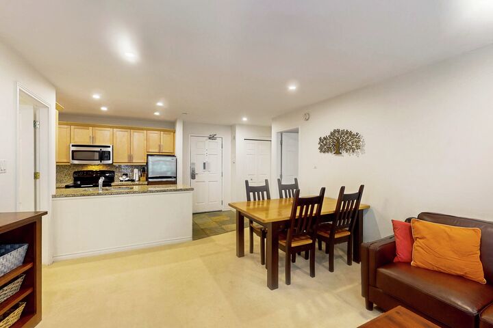 Dining Area & Kitchen