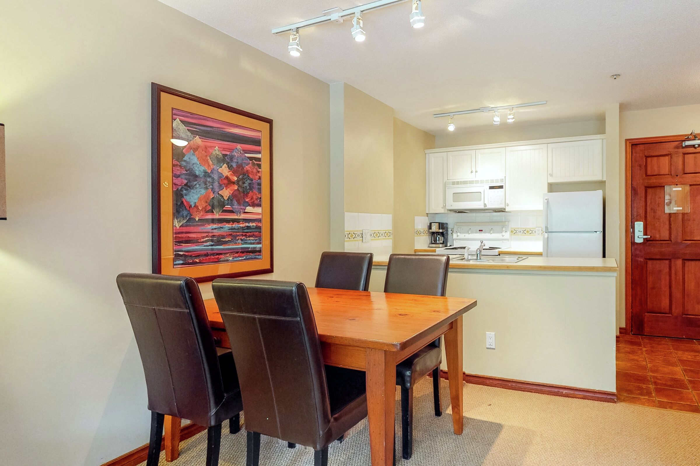 Dining Area & Kitchen