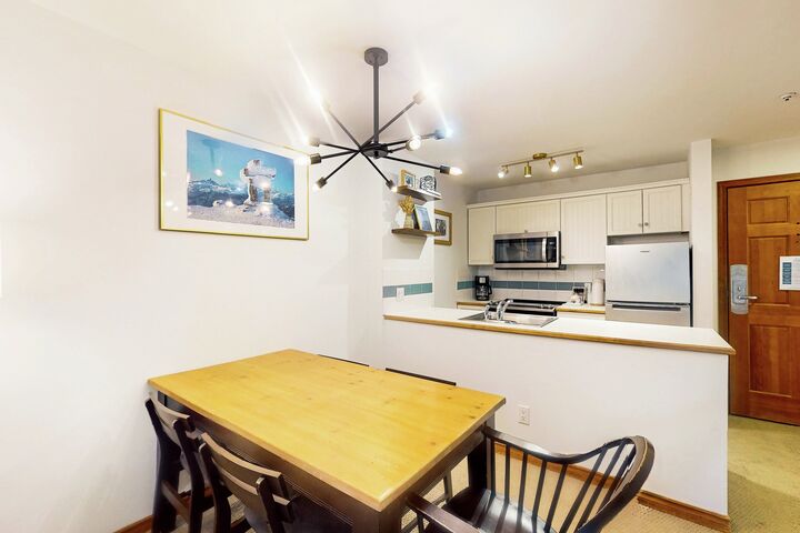 Dining Area & Kitchen